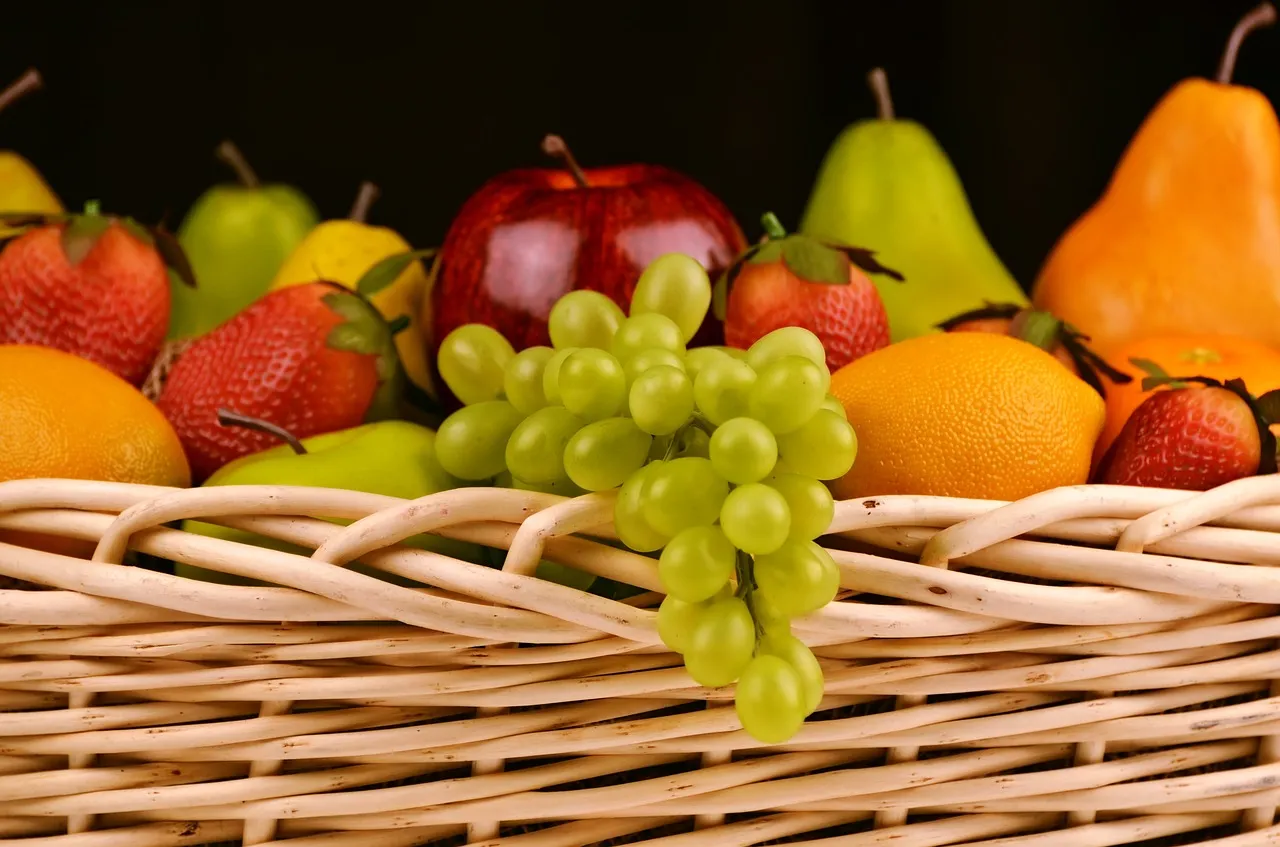 Organic food. (Vegetables and fruit.)