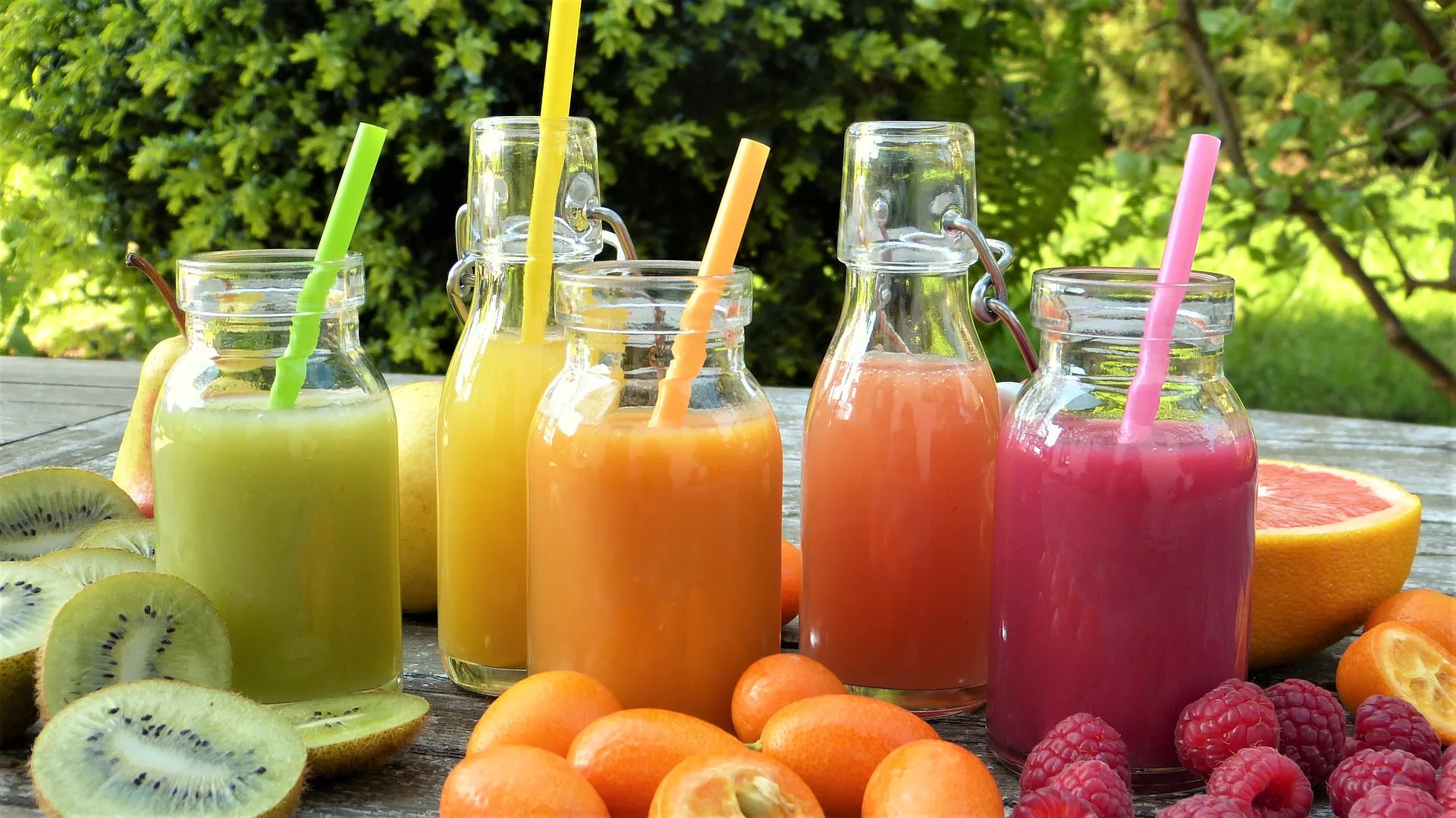 Natural squeezed juice is better than any artificial soft drink.